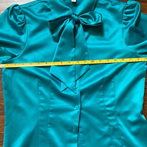 Beautiful Teal coloured satin like shirt in size 8 - Picture 5 of 6